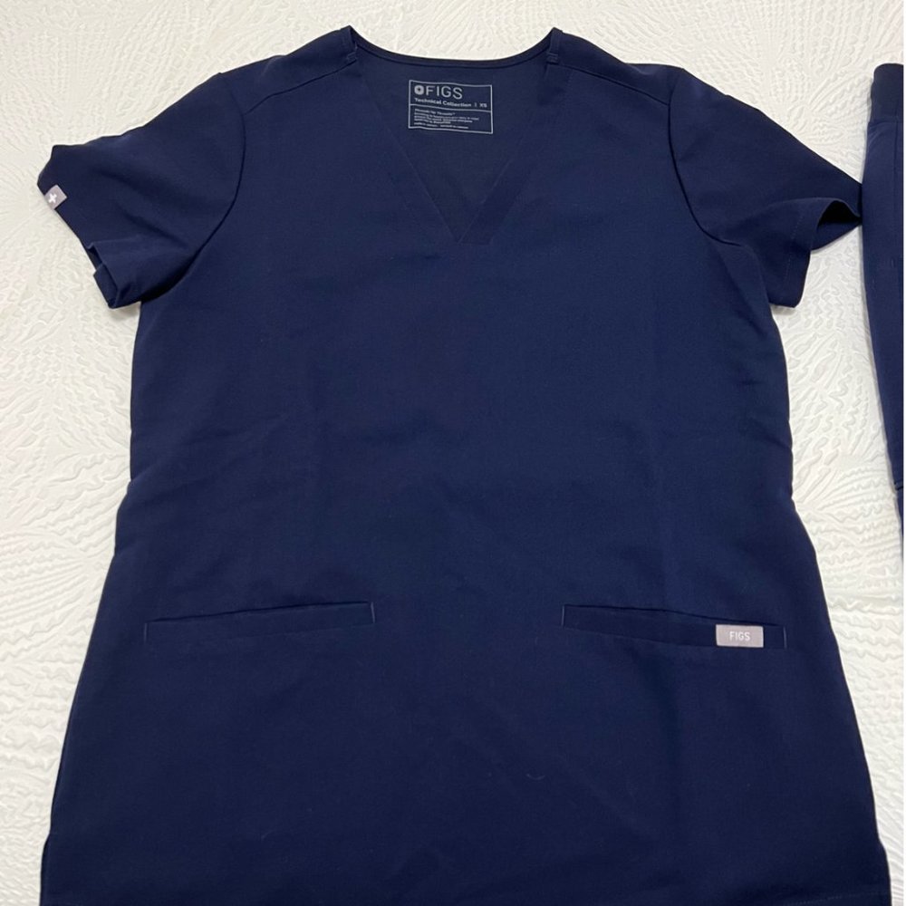 Figs Casma™ Three-Pocket Scrub Top - Navy